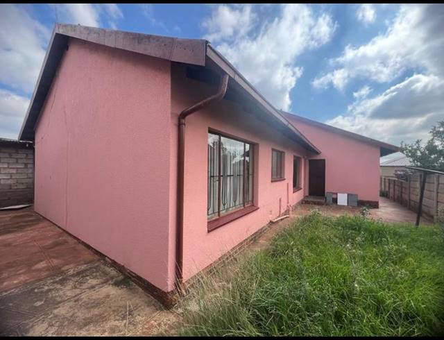 3 BEDROOM HOUSE FOR SALE IN SILUMA VIEW